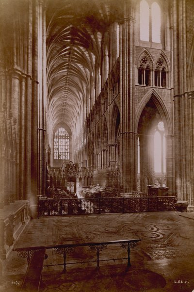 Postkarte mit einem Bild des Inneren der Westminster Abbey von English Photographer